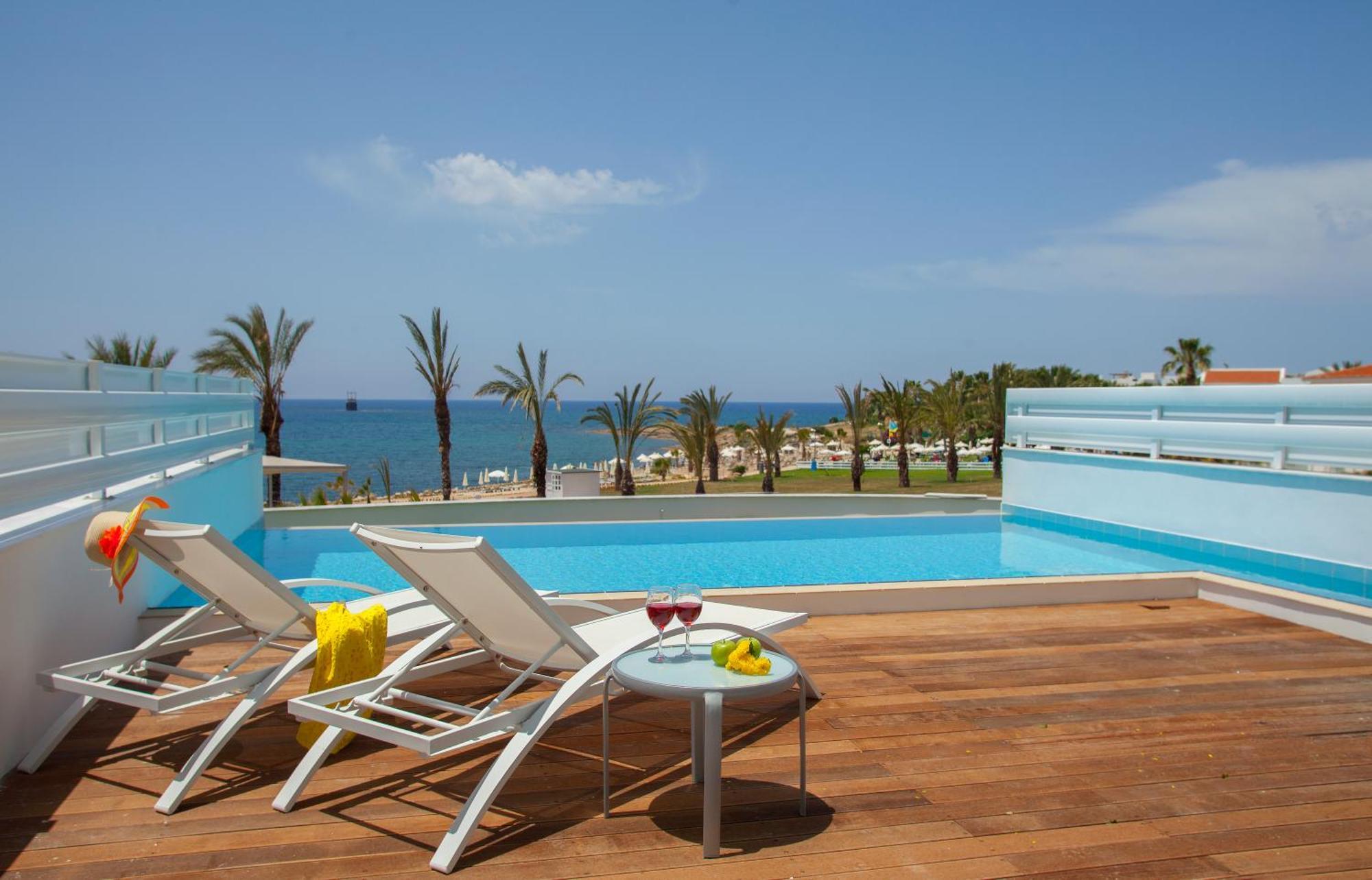 Suite with Private Pool & Front Sea View